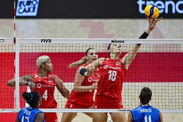 Turkiye v Italy - FIVB Women’s World Volleyball Championship BANGKOK, THAILAND - SEPTEMBER 7: Turkiye’s Zehra Gunes (18) in action against players of Italy during the FIVB Women’s Volleyball World Championship, WM, Weltmeisterschaft final match at Huamark Indoor Stadium in Bangkok, Thailand, on September 7, 2025. Mustafa Hatipoglu Anadolu Banghok Thailand. Editorial use only. Please get in touch for any other usage.  Copyright: x2025xAnadoluxMustafaxHatipoglux