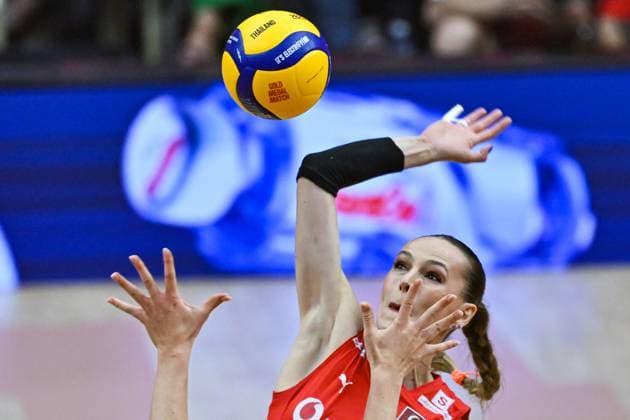 Turkiye v Italy - FIVB Women’s World Volleyball Championship BANGKOK, THAILAND - SEPTEMBER 7: Turkiye’s Eda Erdem Dundar in action against players of Italy during the FIVB Women’s Volleyball World Championship, WM, Weltmeisterschaft final match at Huamark Indoor Stadium in Bangkok, Thailand, on September 7, 2025. Mustafa Hatipoglu Anadolu Banghok Thailand. Editorial use only. Please get in touch for any other usage.  Copyright: x2025xAnadoluxMustafaxHatipoglux
