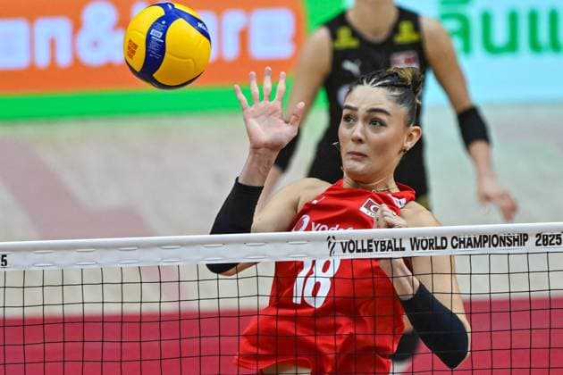 Turkiye v Italy - FIVB Women’s World Volleyball Championship BANGKOK, THAILAND - SEPTEMBER 7: Turkiye’s Zehra Gunes in action during the FIVB Women’s Volleyball World Championship, WM, Weltmeisterschaft final match between Turkiye and Italy at Huamark Indoor Stadium in Bangkok, Thailand, on September 7, 2025. Mustafa Hatipoglu Anadolu Banghok Thailand. Editorial use only. Please get in touch for any other usage.  Copyright: x2025xAnadoluxMustafaxHatipoglux
