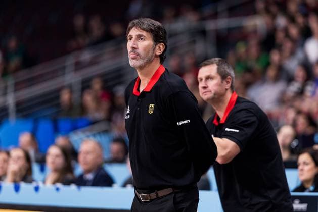 FIBA EuroBasket 2025 Germany Portugal 06 09 2025 Alex Mumbru national coach Germany , in the background applauding Alan Ibrahimagic co-coach Germany FIBA EuroBasket 2025 Germany Portugal, Riga, Arena Riga on 06 09 2025 Copyright: xBEAUTIFULxSPORTS Wunderlx