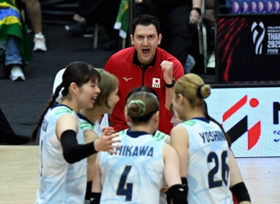 (250907) -- BANGKOK, Sept. 7, 2025 -- Ferhat Akbas (rear), head coach of Japan, celebrates scoring during the final 3-4 match between Japan and Brazil at the Volleyball Women s World Championship, WM, Weltmeisterschaft in Bangkok, Thailand, Sept. 7, 2025. ) (SP)THAILAND-BANGKOK-VOLLEYBALL-WOMEN S WORLD CHAMPIONSHIP-FINAL 3-4-JAPAN VS BRAZIL HouxZhaokang 
