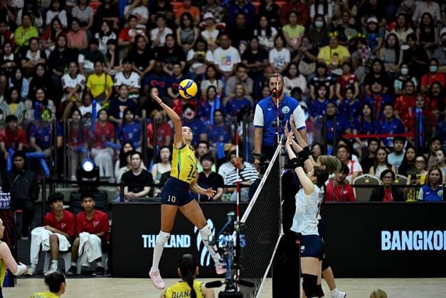 (250907) -- BANGKOK, Sept. 7, 2025 -- Gabriela Braga Guimaraes (L) of Brazil spikes the ball during the final 3-4 match between Japan and Brazil at the Volleyball Women s World Championship, WM, Weltmeisterschaft in Bangkok, Thailand, Sept. 7, 2025. ) (SP)THAILAND-BANGKOK-VOLLEYBALL-WOMEN S WORLD CHAMPIONSHIP-FINAL 3-4-JAPAN VS BRAZIL HouxZhaokang 