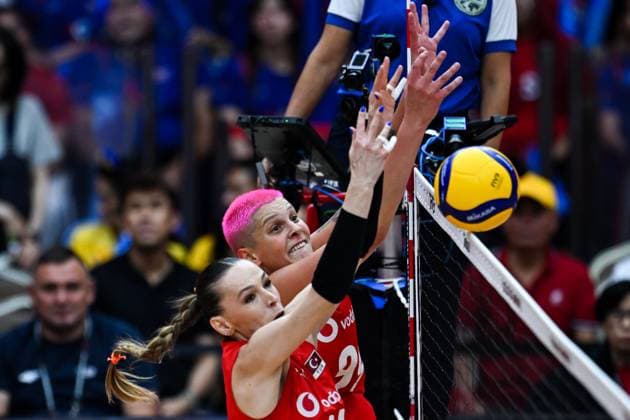 Turkiye v Italy - FIVB Women’s World Volleyball Championship BANGKOK, THAILAND - SEPTEMBER 7: Turkiye’s Eda Erdem Dundar (L) and Ebrar Karakurt (R) in action against players of Italy during the FIVB Women’s Volleyball World Championship, WM, Weltmeisterschaft final match at Huamark Indoor Stadium in Bangkok, Thailand, on September 7, 2025. Mustafa Hatipoglu Anadolu Banghok Thailand. Editorial use only. Please get in touch for any other usage.  Copyright: x2025xAnadoluxMustafaxHatipoglux