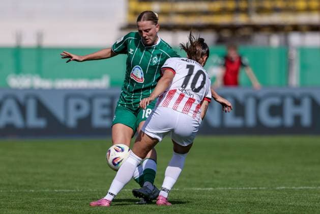 from left Lina Hausicke SV Werder Bremen, 18 and Selina Vobian SC Freiburg, 10 in a duel, dynamic, action, action, game scene, THE DFB REGULATIONS PROHIBIT ANY USE OF PHOTOGRAPHS AS IMAGE SEQUENCES AND OR QUASI VIDEO , 07 09 2025, Bremen Germany , Football, Google Pixel Womens Bundesliga, SV Werder Bremen SC Freiburg xobx