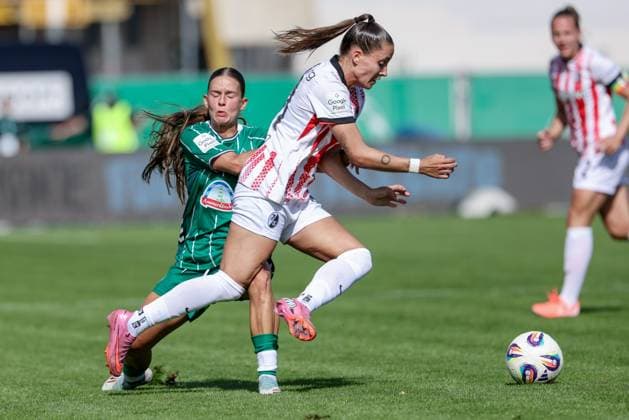 from left Tuana Mahmoud SV Werder Bremen, 10 and Selina Vobian SC Freiburg, 10 in a duel, dynamic, action, action, game scene, THE DFB REGULATIONS PROHIBIT ANY USE OF PHOTOGRAPHS AS IMAGE SEQUENCES AND OR QUASI VIDEO , 07 09 2025, Bremen Germany , Football, Google Pixel Womens Bundesliga, SV Werder Bremen SC Freiburg xobx