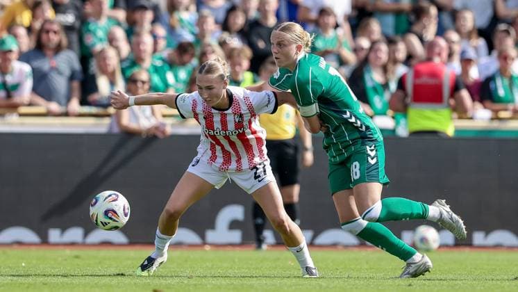 from left Sophie Nachtigall SC Freiburg, 27 and Lina Hausicke SV Werder Bremen, 18 in a duel, dynamic, action, action, game scene, THE DFB REGULATIONS PROHIBIT ANY USE OF PHOTOGRAPHS AS IMAGE SEQUENCES AND OR QUASI VIDEO , 07 09 2025, Bremen Germany , Football, Google Pixel Womens Bundesliga, SV Werder Bremen SC Freiburg xobx