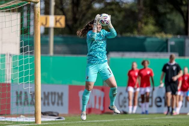 Laura Benkarth goalkeeper, SC Freiburg, 1 on the ball, cropped, single image, full body, action, action scene, catches the ball, THE DFB REGULATIONS PROHIBIT ANY USE OF PHOTOGRAPHS AS IMAGE SEQUENCES AND OR QUASI VIDEO , 07 09 2025, Bremen Germany , Football, Google Pixel Womens Bundesliga, SV Werder Bremen SC Freiburg xobx
