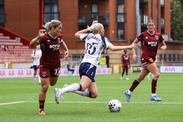 Tottenham Hotspur gegen West Ham United 07 September 2025, London Womens Super League Tottenham Hotspur gegen West Ham United Katrina Gorry von West Ham United foult Eveliina Summanen von Tottenham Hotspur und vergibt einen Elfmeter Foto Jacques Feeney Abseits London UK  Copyright: xJacquesxFeeneyx xOffsidexOffside