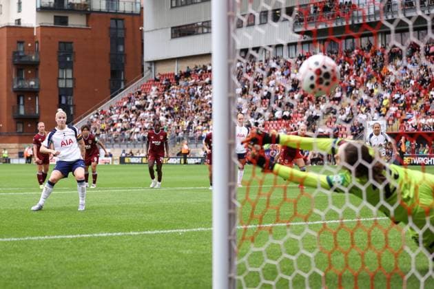 Tottenham Hotspur gegen West Ham United 07 September 2025, London Women s Super League Tottenham Hotspur gegen West Ham United Bethany England von Tottenham Hotspur erzielt ihr erstes Tor vom Elfmeterpunkt Foto Jacques Feeney Offside London UK  Copyright: xJacquesxFeeneyx xOffsidexOffside