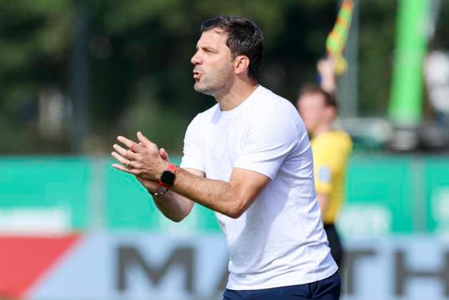 Coach Edmond Kapllani SC Freiburg cheers, Google Pixel Frauen Bundesliga, Werder Bremen vs SC Freiburg, Platz 11 am Weserstadion on September 07, 2025 in Bremen, Germany Photo by Marco Steinbrenner DeFodi Images Coach Edmond Kapllani SC Freiburg cheers, Google Pixel Womens Bundesliga, Werder Bremen vs SC Freiburg, Platz 11 am Weserstadion, September 7, 2025 in Bremen, Germany Photo by Marco Steinbrenner DeFodi Images DFB DFL REGULATIONS PROHIBIT ANY USE OF PHOTOGRAPHS AS IMAGE SEQUENCES AND OR QUASI VIDEO