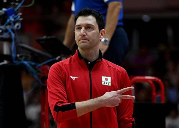 (250907) -- BANGKOK, Sept. 7, 2025 -- Ferhat Akbas, head coach of Japan, gestures during the final 3-4 match between Japan and Brazil at the Volleyball Women s World Championship, WM, Weltmeisterschaft in Bangkok, Thailand, Sept. 7, 2025. ) (SP)THAILAND-BANGKOK-VOLLEYBALL-WOMEN S WORLD CHAMPIONSHIP-FINAL 3-4-JAPAN VS BRAZIL HouxZhaokang 