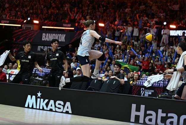 (250907) -- BANGKOK, Sept. 7, 2025 -- Ishikawa Mayu of Japan tries to save the ball during the final 3-4 match between Japan and Brazil at the Volleyball Women s World Championship, WM, Weltmeisterschaft in Bangkok, Thailand, Sept. 7, 2025. ) (SP)THAILAND-BANGKOK-VOLLEYBALL-WOMEN S WORLD CHAMPIONSHIP-FINAL 3-4-JAPAN VS BRAZIL HouxZhaokang 