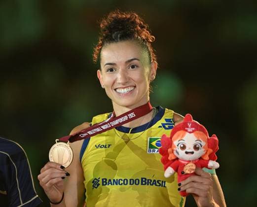 (250907) -- BANGKOK, Sept. 7, 2025 -- Gabriela Braga Guimaraes of Brazil poses during the awarding ceremony for the final 3-4 match between Japan and Brazil at the Volleyball Women s World Championship, WM, Weltmeisterschaft in Bangkok, Thailand, Sept. 7, 2025. ) (SP)THAILAND-BANGKOK-VOLLEYBALL-WOMEN S WORLD CHAMPIONSHIP-FINAL 3-4-JAPAN VS BRAZIL HouxZhaokang 