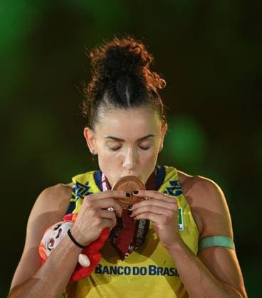 (250907) -- BANGKOK, Sept. 7, 2025 -- Gabriela Braga Guimaraes of Brazil kisses the medal during the awarding ceremony for the final 3-4 match between Japan and Brazil at the Volleyball Women s World Championship, WM, Weltmeisterschaft in Bangkok, Thailand, Sept. 7, 2025. ) (SP)THAILAND-BANGKOK-VOLLEYBALL-WOMEN S WORLD CHAMPIONSHIP-FINAL 3-4-JAPAN VS BRAZIL HouxZhaokang 
