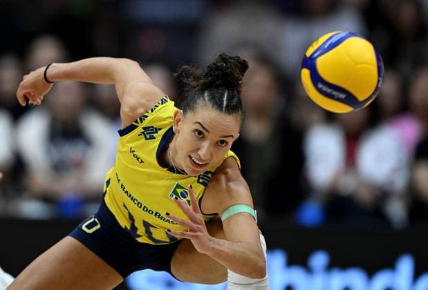 (250907) -- BANGKOK, Sept. 7, 2025 -- Gabriela Braga Guimaraes of Brazil tries to save the ball during the final 3-4 match between Japan and Brazil at the Volleyball Women s World Championship, WM, Weltmeisterschaft in Bangkok, Thailand, Sept. 7, 2025. ) (SP)THAILAND-BANGKOK-VOLLEYBALL-WOMEN S WORLD CHAMPIONSHIP-FINAL 3-4-JAPAN VS BRAZIL HouxZhaokang 