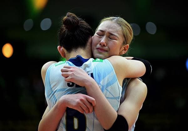 (250907) -- BANGKOK, Sept. 7, 2025 -- Sato Yoshino (R) and Seki Nanami of Japan look dejected after the final 3-4 match between Japan and Brazil at the Volleyball Women s World Championship, WM, Weltmeisterschaft in Bangkok, Thailand, Sept. 7, 2025. ) (SP)THAILAND-BANGKOK-VOLLEYBALL-WOMEN S WORLD CHAMPIONSHIP-FINAL 3-4-JAPAN VS BRAZIL HouxZhaokang 