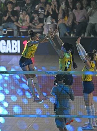 (250907) -- BANGKOK, Sept. 7, 2025 -- Gabriela Braga Guimaraes (L) of Brazil cheers with teammates before the final 3-4 match between Japan and Brazil at the Volleyball Women s World Championship, WM, Weltmeisterschaft in Bangkok, Thailand, Sept. 7, 2025. ) (SP)THAILAND-BANGKOK-VOLLEYBALL-WOMEN S WORLD CHAMPIONSHIP-FINAL 3-4-JAPAN VS BRAZIL HouxZhaokang 