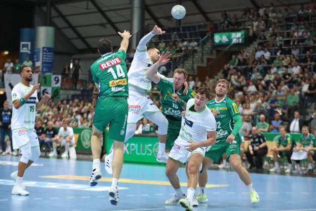DAIKIN HBL SC DHfK Leipzig vs HSG Wetzlar, 07 09 25 Filip Vistorop 4, HSG Wetzlar in the air against Adam Lönn 15, SC DHfK Leipzig and Marko Mamic 14, SC DHfK Leipzig Handball, DAIKIN HBL, 1 Bundesliga, Season 2025 2026, Matchday 3 SC DHfK Leipzig vs HSG Wetzlar on 07 09 25 at Quarterback Immobilien Arena Leipzig Copyright: xBEAUTIFULxSPORTS JanxKaeferx