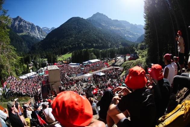 2025 UCI Mountain Bike World Championships Picture by Michal Cerveny SWpix.com - 07 09 2025 - Cycling - 2025 UCI Mountain Bike World Championships - Downhill - ChampÃ ry, Valais, Switzerland - Men Elite Final - A general view (GV) over the finish area Copyright: x xSWpix.comx(t axPhotographyxHubxLtd)xMichalxCerveny SWpix.comx SWP-3030-2683