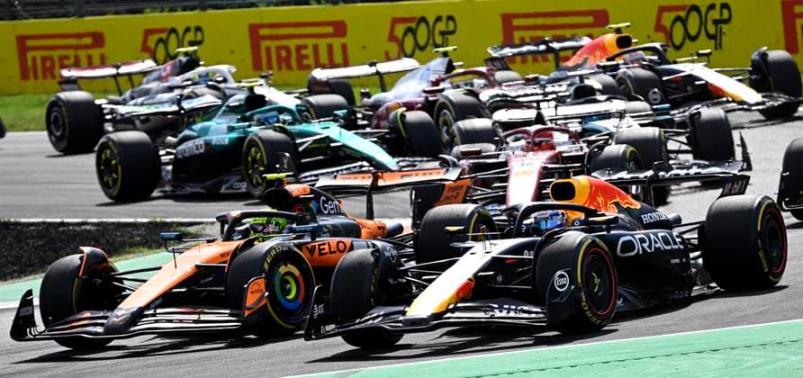 September 7, 2025, Monza, Italy: Red Bull Racing driver Max Verstappen of Netherlands (R) leads the pack at the start of the Formula One Grand Prix of Italy, Monza, Italy, 7 September 2025. ANSA DANIEL DAL ZENNARO Italy Formula One  - ZUMAa110 20250907_zaf_a110_035 Copyright: xDanielxDalxZennarox