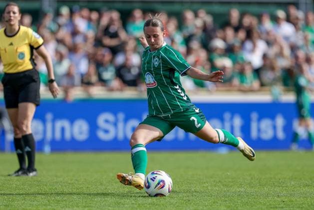 Chiara D Angelo SV Werder Bremen, 2 on the ball, single image, full body, action, action, match scene, THE DFB GUIDELINES PROHIBIT ANY USE OF PHOTOGRAPHS AS IMAGE SEQUENCES AND OR QUASI VIDEO DFB REGULATIONS PROHIBIT ANY USE OF PHOTOGRAPHS AS IMAGE SEQUENCES AND OR QUASI VIDEO , 07 09 2025, Bremen Germany , Soccer, Google Pixel Women Bundesliga, SV Werder Bremen SC Freiburg xobx