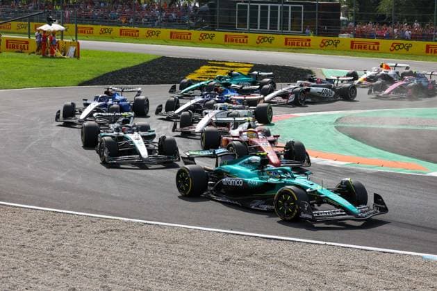 Start, Fernando Alonso Aston Martin Aramco 14 , Kimi Antonelli Mercedes AMG Petronas 12 , Lewis Hamilton Scuderia Ferrari HP 44 , Race, Italian Grand Prix, Motorsport, Men, Formula 1, 07 09 2025 Monza Lombardy Italy Copyright: xkolbert-press ChristianxKolbertx