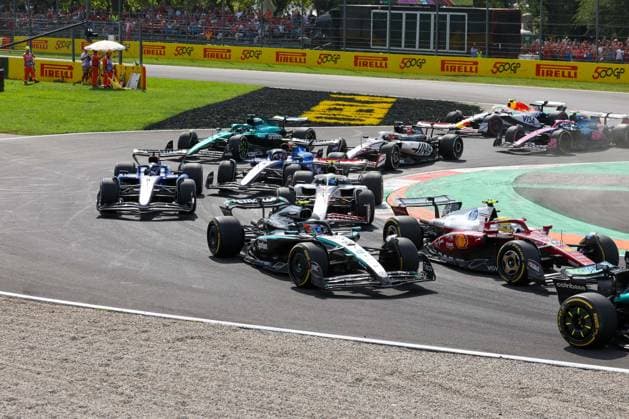 Start, Fernando Alonso Aston Martin Aramco 14 , Kimi Antonelli Mercedes AMG Petronas 12 , Lewis Hamilton Scuderia Ferrari HP 44 , Race, Italian Grand Prix, Motorsport, Men, Formula 1, 07 09 2025 Monza Lombardy Italy Copyright: xkolbert-press ChristianxKolbertx
