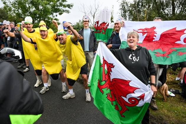2025 Lloyds Tour of Britain Picture by Bruce Rollinson SWpix.com - 07 09 2025 - Cycling - 2025 Lloyds Tour of Britain - Stage 6: Newport to Cardiff - Fans with Welsh flags on Stage 6 Copyright: x xSWpix.comx(t axPhotographyxHubxLtd)xBrucexRollinson SWpix.comx SWP-3069-2643