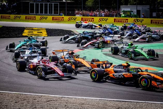 F1 ITALIAN GRAND PRIX SUNDAY Race start - Max Verstappen of the Netherlands and Oracle Red Bull Racing, Lando Norris of Great Britain and McLaren, Oscar Piastri of Australia and McLaren of the sunday s race of the F1 Grand Prix of Italy - Formula 1 Pirelli Gran Premio D Italia 2025 at Autodromo Nazionale Monza Circuit on September 07, 2025, in Monza, Italy. Copyright: xx 080A1510