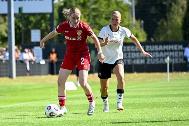 Picture shows from left to right Hofmann, Linette VfB Stuttgart , Gerber, Sophia B Mönchengladbach , 07 09 2025, Mönchengladbach, Soccer, 2 Women Bundesliga, Borussia Mönchengladbach VfB Stuttgart, DFB DFL REGULATIONS PROHIBIT ANY USE OF PHOTOGRAPHS AS IMAGE SEQUENCES AND OR QUASI VIDEO xklx