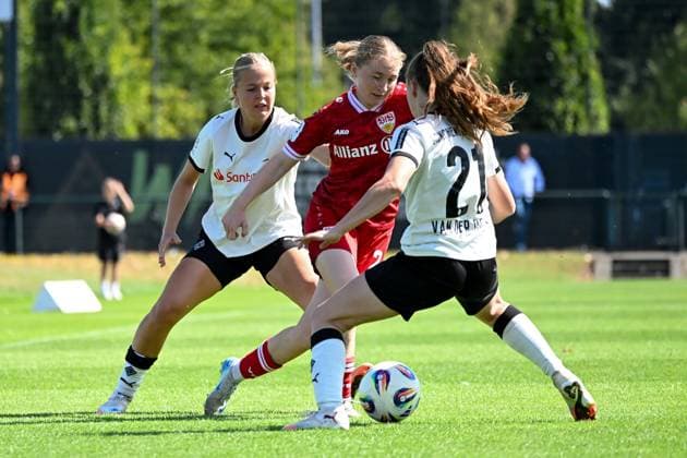 Picture shows from left to right Gerber, Sophia B Mönchengladbach , Hofmann, Linette VfB Stuttgart , van der Drift, Suus B Mönchengladbach , 07 09 2025, Mönchengladbach, Soccer, 2 Women Bundesliga, Borussia Mönchengladbach VfB Stuttgart, DFB DFL REGULATIONS PROHIBIT ANY USE OF PHOTOGRAPHS AS IMAGE SEQUENCES AND OR QUASI VIDEO xklx