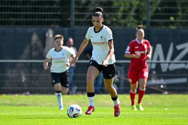 Cin, Miray B Mönchengladbach with ball on foot, 07 09 2025, Mönchengladbach, Football, 2 Frauen Bundesliga, Borussia Mönchengladbach VfB Stuttgart, DFB DFL REGULATIONS PROHIBIT ANY USE OF PHOTOGRAPHS AS IMAGE SEQUENCES AND OR QUASI VIDEO xklx