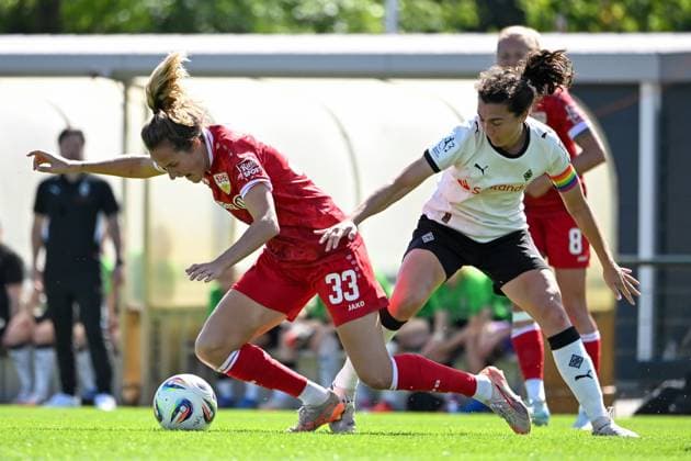 Picture shows from left to right duel Dongus, Fabienne VfB Stuttgart with Bartsch, Kristina B Mönchengladbach ,, 07 09 2025, Mönchengladbach, Soccer, 2 Women Bundesliga, Borussia Mönchengladbach VfB Stuttgart, DFB DFL REGULATIONS PROHIBIT ANY USE OF PHOTOGRAPHS AS IMAGE SEQUENCES AND OR QUASI VIDEO xklx