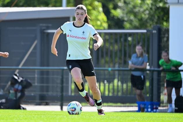 Scholten, Kiki B Mönchengladbach with ball on foot, 07 09 2025, Mönchengladbach, Soccer, 2 Frauen Bundesliga, Borussia Mönchengladbach VfB Stuttgart, DFB DFL REGULATIONS PROHIBIT ANY USE OF PHOTOGRAPHS AS IMAGE SEQUENCES AND OR QUASI VIDEO xklx