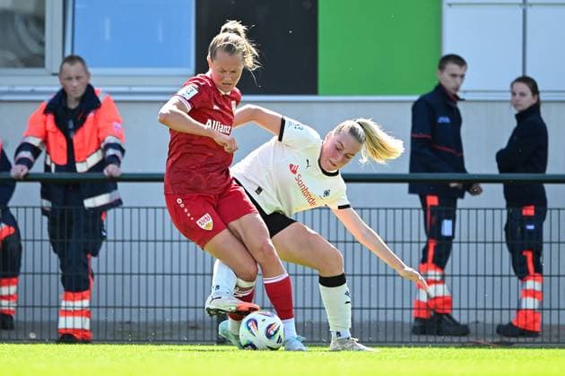 Picture shows from l n r Rall, Maximiliane VfB Stuttgart vs. van der Drift, Suus B Mönchengladbach , 07 09 2025, Mönchengladbach, Soccer, 2 Women Bundesliga, Borussia Mönchengladbach VfB Stuttgart, DFB DFL REGULATIONS PROHIBIT ANY USE OF PHOTOGRAPHS AS IMAGE SEQUENCES AND OR QUASI VIDEO xklx