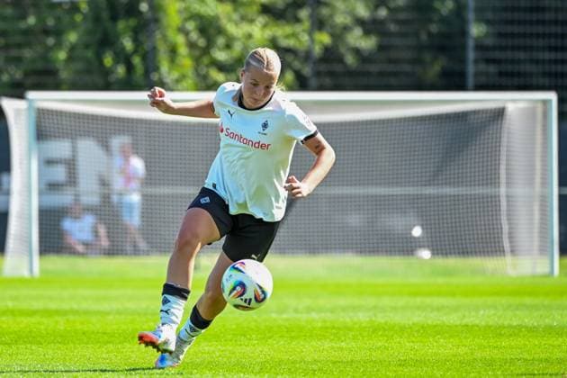 Gerber, Sophia B Mönchengladbach with ball on foot, 07 09 2025, Mönchengladbach, Soccer, 2 Frauen Bundesliga, Borussia Mönchengladbach VfB Stuttgart, DFB DFL REGULATIONS PROHIBIT ANY USE OF PHOTOGRAPHS AS IMAGE SEQUENCES AND OR QUASI VIDEO xklx
