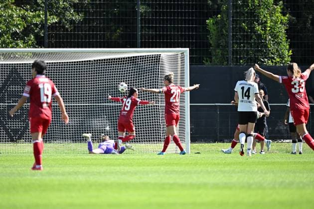 Torjubel VfB Stuttgart, Hirano, Yuka VfB Stuttgart , Osawa, Haruka VfB Stuttgart , Beuschlein, Jana VfB Stuttgart , Enttäuschnchng bei B Mönchengladbach van Leeuwe, Kyra B Mönchengladbach , Dongus, Fabienne VfB Stuttgart , 07 09 2025, Mönchengladbach, Soccer, 2 Women Bundesliga, Borussia Mönchengladbach VfB Stuttgart, DFB DFL REGULATIONS PROHIBIT ANY USE OF PHOTOGRAPHS AS IMAGE SEQUENCES AND OR QUASI VIDEO xklx