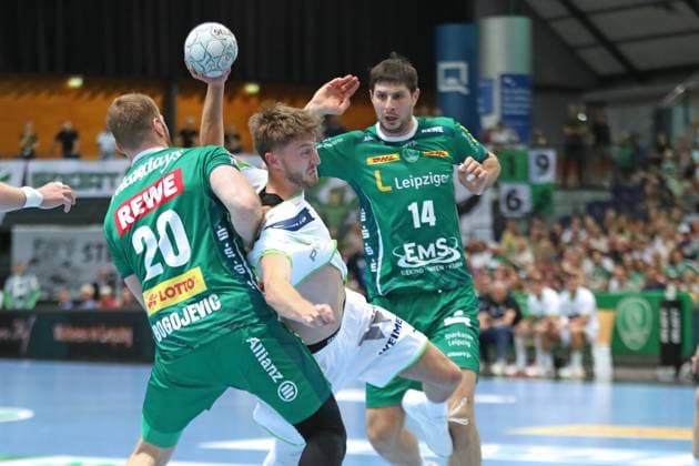 DAIKIN HBL SC DHfK Leipzig vs HSG Wetzlar, 07 09 25 Niklas Theiß 9, HSG Wetzlar in the grip of William Bogojevic 20, SC DHfK Leipzig Handball, DAIKIN HBL, 1 Bundesliga, Season 2025 2026, Matchday 3 SC DHfK Leipzig vs HSG Wetzlar on 07 09 25 at Quarterback Immobilien Arena Leipzig Copyright: xBEAUTIFULxSPORTS JanxKaeferx