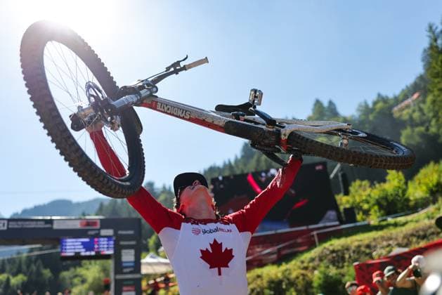 2025 UCI Mountain Bike World Championships Picture by Alex Whitehead SWpix.com - 07 09 2025 - Cycling - 2025 UCI Mountain Bike World Championships - Downhill - ChampÃ ry, Valais, Switzerland - Men Elite Final - Jackson Goldstone (Canada) wins the Men s Elite Downhill World Championship, WM, Weltmeisterschaft Copyright: x xSWpix.comx(t axPhotographyxHubxLtd)xAlexxWhitehead SWpix.comx SWP-3030-2749