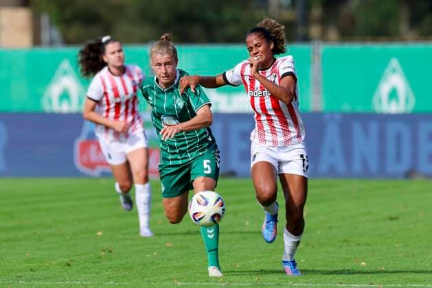 Michelle Ulbrich Werder Bremen and Aurelie Csillag SC Freiburg battle for the ball, Google Pixel Frauen Bundesliga, Werder Bremen vs SC Freiburg, Platz 11 am Weserstadion, September 7, 2025 in Bremen, Germany Photo by Marco Steinbrenner DeFodi Images Michelle Ulbrich Werder Bremen and Aurelie Csillag SC Freiburg battle for the ball, Google Pixel Womens Bundesliga, Werder Bremen vs SC Freiburg, Platz 11 am Weserstadion, September 7, 2025 in Bremen, Germany Photo by Marco Steinbrenner DeFodi Images DFB DFL REGULATIONS PROHIBIT ANY USE OF PHOTOGRAPHS AS IMAGE SEQUENCES AND OR QUASI VIDEO