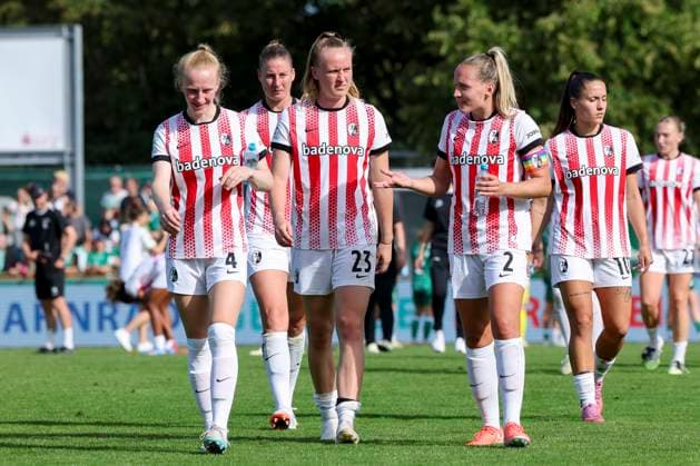 Meret Felde SC Freiburg , Julia Stierli SC Freiburg , Luca Birkholz SC Freiburg , Lisa Karl SC Freiburg and Selina Vobian SC Freiburg look on, Google Pixel Frauen Bundesliga, Werder Bremen vs SC Freiburg, Platz 11 am Weserstadion on September 07, 2025 in Bremen, Germany Photo by Marco Steinbrenner DeFodi Images Meret Felde SC Freiburg , Julia Stierli SC Freiburg , Luca Birkholz SC Freiburg , Lisa Karl SC Freiburg and Selina Vobian SC Freiburg look on, Google Pixel Womens Bundesliga, Werder Bremen vs SC Freiburg, Platz 11 am Weserstadion, September 7, 2025 in Bremen, Germany Photo by Marco Steinbrenner DeFodi Images DFB DFL REGULATIONS PROHIBIT ANY USE OF PHOTOGRAPHS AS IMAGE SEQUENCES AND OR QUASI VIDEO