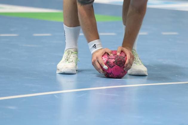 DAIKIN HBL SC DHfK Leipzig vs HSG Wetzlar, 07 09 25 Using the ball to remove paste, glue from the parquet, playing field Symbol image, Feature Handball, DAIKIN HBL, 1 Bundesliga, Season 2025 2026, Matchday 3 SC DHfK Leipzig vs HSG Wetzlar on 07 09 25 in the Quarterback Immobilien Arena Leipzig Copyright: xBEAUTIFULxSPORTS JanxKaeferx