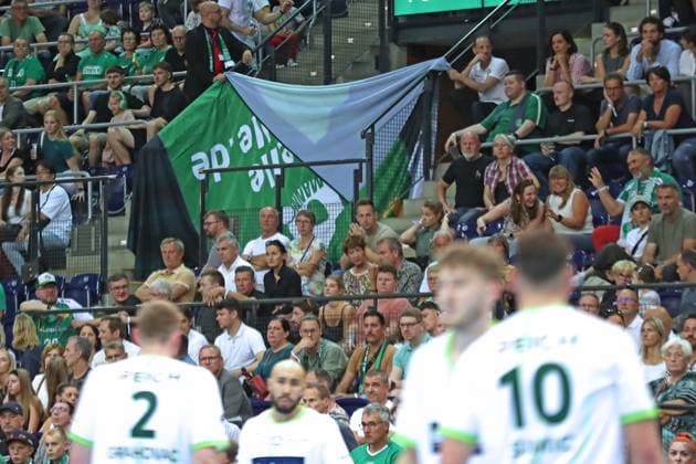 DAIKIN HBL SC DHfK Leipzig vs HSG Wetzlar, 07 09 25 Due to a medical emergency in the stands, the match had to be interrupted for several minutes Handball, DAIKIN HBL, 1 Bundesliga, Season 2025 2026, Matchday 3 SC DHfK Leipzig vs HSG Wetzlar on 07 09 25 at the Quarterback Immobilien Arena Leipzig Copyright: xBEAUTIFULxSPORTS JanxKaeferx