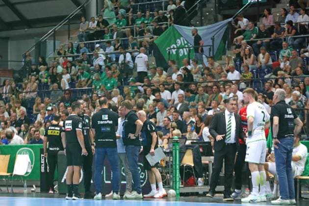 DAIKIN HBL SC DHfK Leipzig vs HSG Wetzlar, 07 09 25 Due to a medical emergency in the spectator stands at the top of the picture, the game had to be interrupted for several minutes Handball, DAIKIN HBL, 1 Bundesliga, Season 2025 2026, Matchday 3 SC DHfK Leipzig vs HSG Wetzlar on 07 09 25 at the Quarterback Immobilien Arena Leipzig Copyright: xBEAUTIFULxSPORTS JanxKaeferx