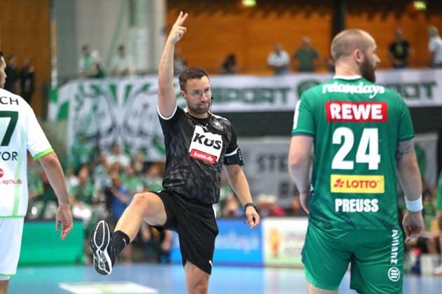 DAIKIN HBL SC DHfK Leipzig vs HSG Wetzlar, 07 09 25 Referee Steven Heine indicated a two-minute penalty, time penalty handball, DAIKIN HBL, 1 Bundesliga, Season 2025 2026, Matchday 3 SC DHfK Leipzig vs HSG Wetzlar on 07 09 25 at Quarterback Immobilien Arena Leipzig Copyright: xBEAUTIFULxSPORTS JanxKaeferx