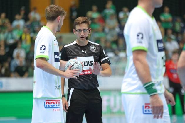 DAIKIN HBL SC DHfK Leipzig vs HSG Wetzlar, 07 09 25 Referee Sascha Standke Handball, DAIKIN HBL, 1 Bundesliga, Season 2025 2026, Matchday 3 SC DHfK Leipzig vs HSG Wetzlar on 07 09 25 at Quarterback Immobilien Arena Leipzig Copyright: xBEAUTIFULxSPORTS JanxKaeferx