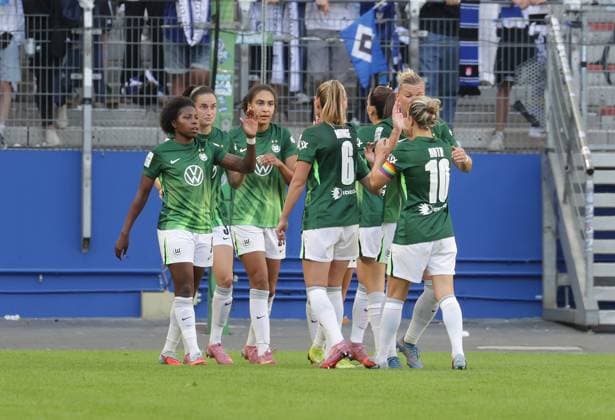 Goal celebration 0 1 Lineth Beerensteyn VfL Wolfsburg Football, GER, Women, Women, Flyeralarm Womens Bundesliga, Season 2025 2026, Volksparkstadion, Matchday 1 Hamburger SV vs VfL Wolfsburg