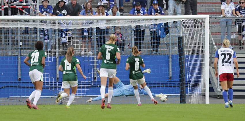 Janina Minga VfL Wolfsburg converts the penalty to 0 2 against Laura Sieger HSV Football, GER, Women, Women, Flyeralarm Womens Bundesliga, Season 2025 2026, Volksparkstadion, Matchday 1 Hamburger SV vs VfL Wolfsburg