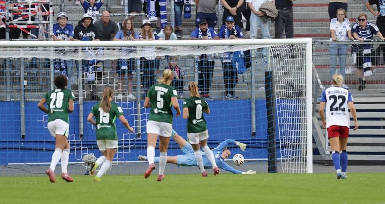 Janina Minga VfL Wolfsburg converts the penalty to 0 2 against Laura Sieger HSV Football, GER, Women, Women, Flyeralarm Womens Bundesliga, Season 2025 2026, Volksparkstadion, Matchday 1 Hamburger SV vs VfL Wolfsburg