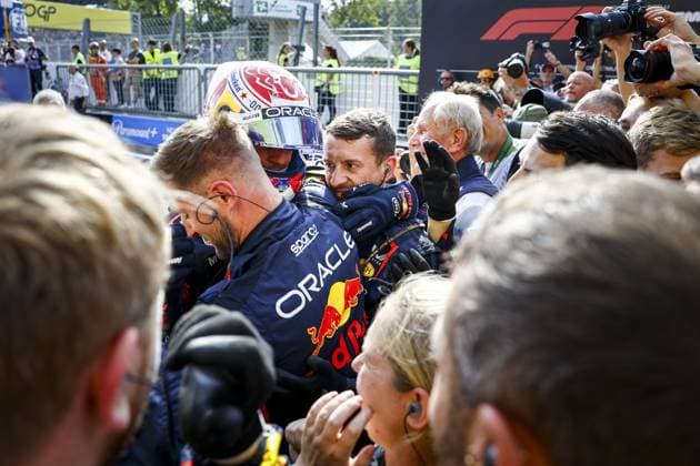 MONZA - Max Verstappen (Red Bull Racing) at the Monza circuit with his team after winning the Italian Grand Prix. ANP SEM VAN DER WAL xVIxANPxSportx xxANPxIVx 535281751 originalFilename: 535281751.jpg